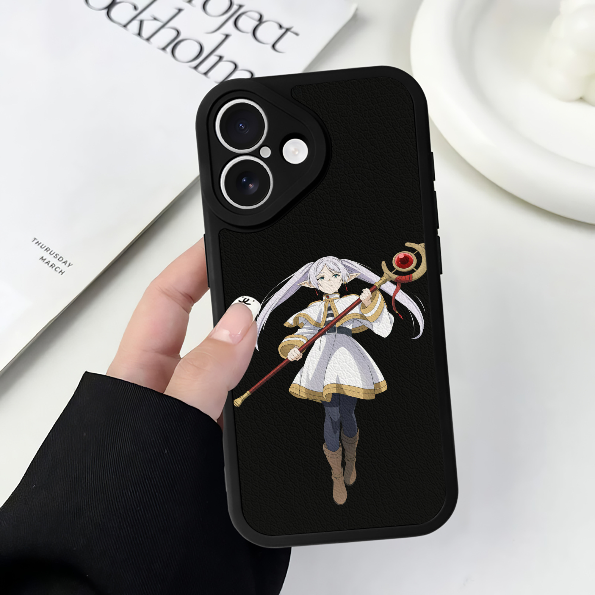 （画像用） 葬送のフリーレン Frieren 【iPhone 16シリーズ対応】シリコンスマホケース（レザー調） 材質：シリコン
